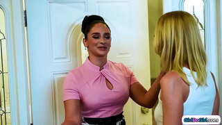 Аферыстка з маленькімі сіськамі бландынка прыкідваецца якая ўцякла пасербкай мілф з вялікімі сіськамі і выяўляе, што яе валасатую шапіках вылізвае яе мачыха