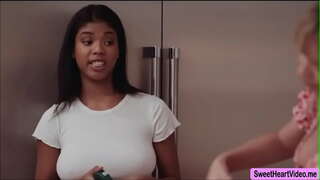 Падчерица Ниа Накчи эшләрегезне тикшереп күзәтүче буларак Бирелде Дирмонд лижет үз мокрую киску