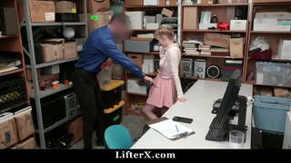 Полицейский трахает крадущую юную девушку