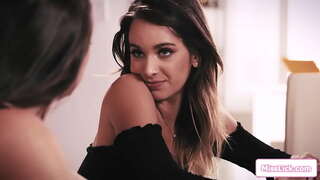 Элизагийн зонхилох босс хүсдэг харж түүний хатуу хар үстэй ажилчид perky дагуурын бол тэр хүсдэг байлгах нь түүний ажил.Тэр багц түүнийг нь түүний өвдөг дээр долоох нь түүний pussy