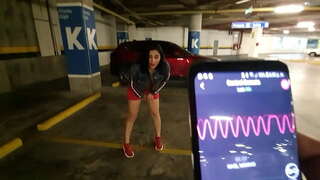 Knabino fingro ŝia pussy ĉe la Butikcentra parkejo