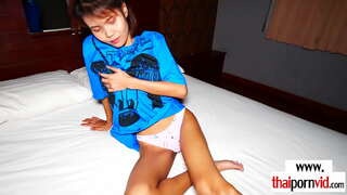 Delgado morena afeccionado asiáticos bargirl montando un europea galo