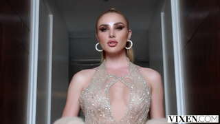 Красивейшая красотка трахается в горячем лесбийском тройничке в VIXEN