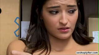 Горячий офицер наконец получает шанс трахнуть Эмили Уиллис в позе &#039;собака&#039;