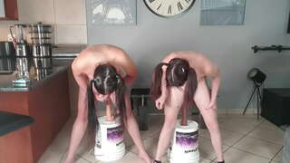 2 gola majhne titted pigtailed sluts tako početje dildo čepenje vraga izziv skupaj | dildo vožnjo