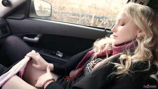 Studentka głośno krzyczy, kiedy spuści po masturbacji swojej cipki.