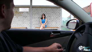 Beskidte fyr picking ensom babe i bus station, der viser hende, hvordan cool er forbudt fuck i naturen