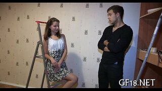 Buachaill suíonn agus stares