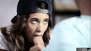 Lezbiyen üvey kız kardeşimi yaramaz bir seks makinesine dönüştürmek