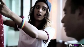 Chad kõndides familys maja kohal käsi arutamist temaga enter