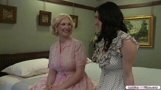 Naglalakihang suso, bumisita sa kanyang brown ang buhok kaibigan at simulan ang pakikipag-usap tungkol sa ang laki ng kanilang mga suso.Pagkatapos na,sila makakuha ng libog at simulan ang mga ito halik sa bawat iba pang mga.Susunod ay ang kanyang mga kaibigan sucks ang kanyang mga utong at pagdila ng kanyang puke.Sa pagbabalik niya ay ang parehong sa kanyang mga kaibigan.