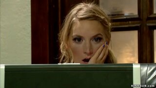 Blonde teen Mona Bhreatain bheag fuair porn scannán a stepmom Simone Sonay ar an idirlíon agus ansin bhuailtí agus anal fucked sí i ngéibheann i leaba