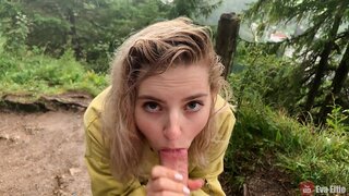 Mielas mergina pasiima jį giliai į savo burną po lietaus - Eva Elfie Mielas mergina pasiima jį giliai į savo burną po lietaus - Eva Elfie