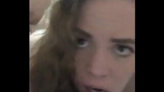 Шлюха робіць глыбокі зьменіцца і прымае анальны сперма ў дупе, перш чым пукнуть падчас камминга