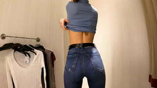 نجاح باهر! ساخنة مع فتاة صغيرة الثدي خلع الملابس تي شيرت قمصان العامة في غرفة خلع الملابس 4K 60Fps