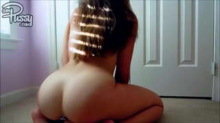 Dildo prekleto na preprogo doma