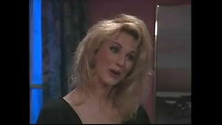 Tuyệt vời phụ nữ tóc vàng, vàng của mình nhân, thiếu niên da đen trên ghế